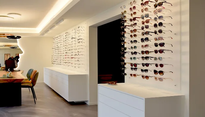 Présentation murale pour lunettes chez Optiek Optimael