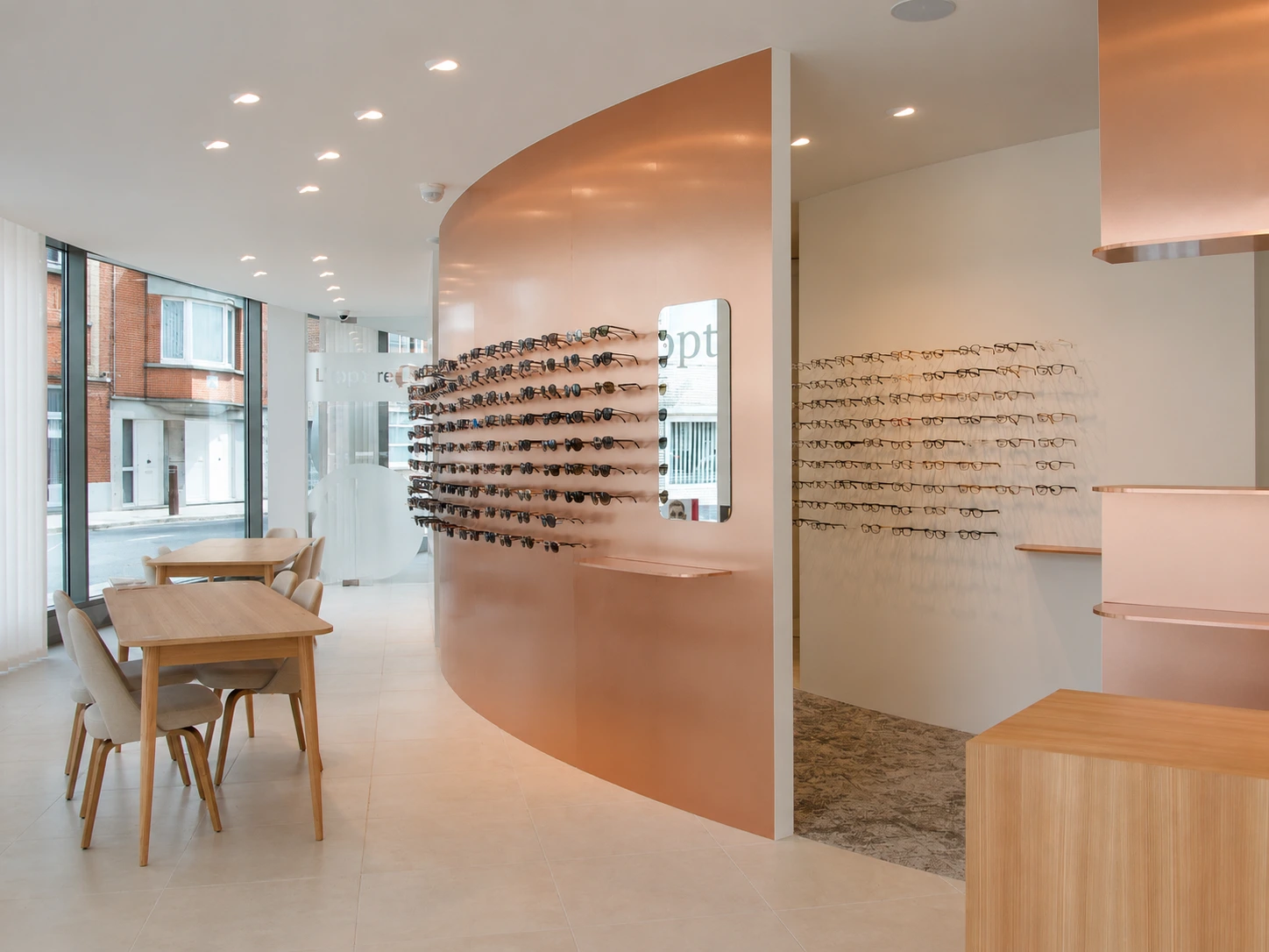 Brillenwand bij OPTI Q te Menen