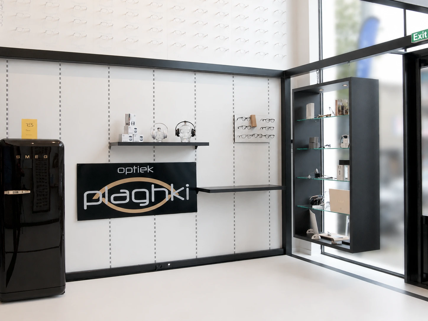 Brillenpresentatie bij de ingang van Optiek Plaghki