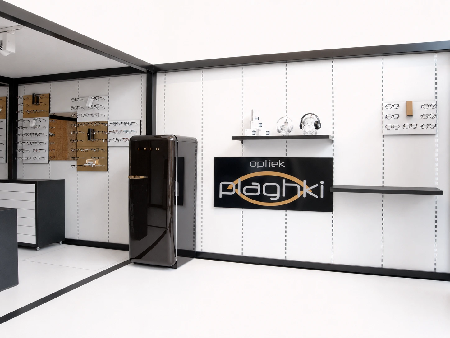 Modulaire wandpanelen voor brillen bij Optiek Plaghki