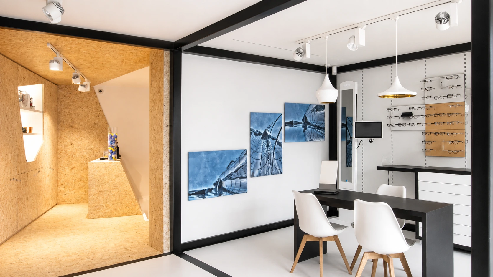 Witte en koperkleurige wandpanelen in het interieur van Optiek Plaghki