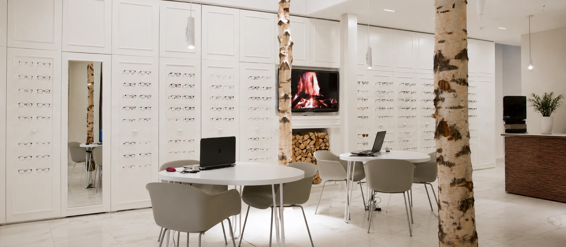 Optiekwinkel met witte brillenpresentatie
